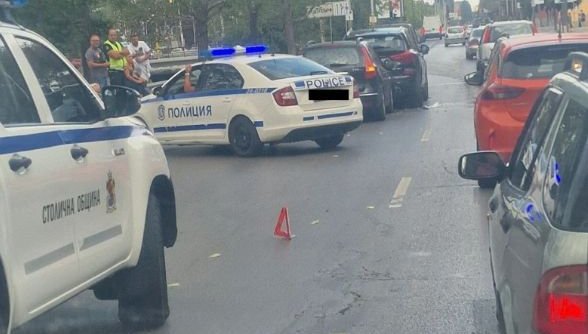 Верижна катастрофа в София, четири автомобила се удариха на голям булевард