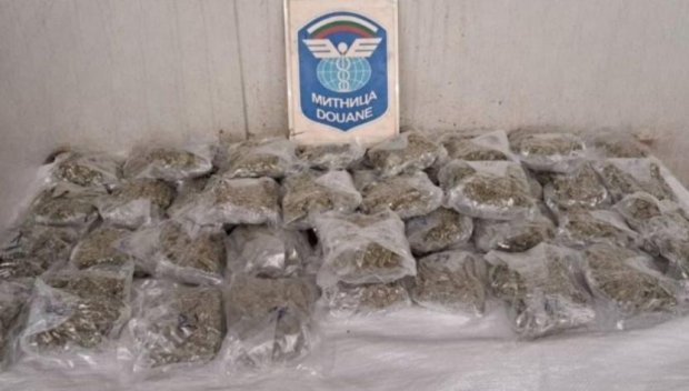 Откриха 6 кг марихуана, укрити в газова бутилка на кола (СНИМКИ)