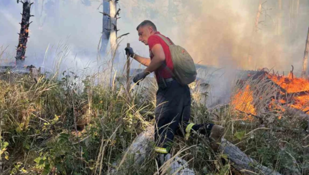 Над 60 огнеборци се борят с пожара в Рила