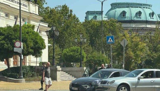 Мерцедес и БМВ се помляха на жълтите павета пред парламента