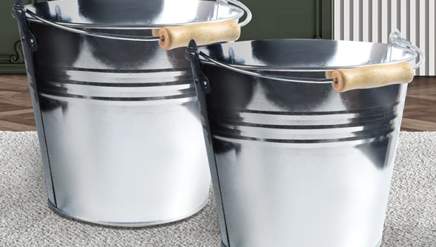 ОТВРАТ: Мъж в скафандър изля кофи с фекалии върху общинска служителка в Димитровград