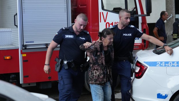 Психично болна жена е запалила апартамента в кв. Стрелбище, задържаха я (СНИМКИ)