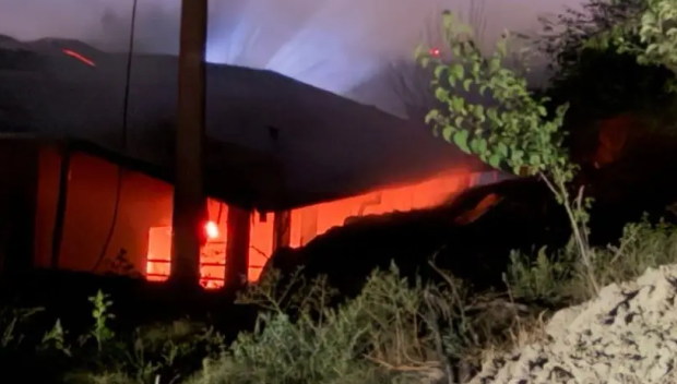 ТРАГЕДИЯ КРАЙ ЛЯСКОВЕЦ: Мъж е със 70% изгаряния, а над 100 крави загинаха при пожар