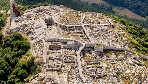 На Перперикон изкопаха още две раннохристиянски гробници с формата на каменни саркофази (СНИМКИ)