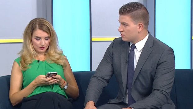 ШОК! Водеща на БНТ си извади телефона в ефир и заби нос в него (СНИМКИ)