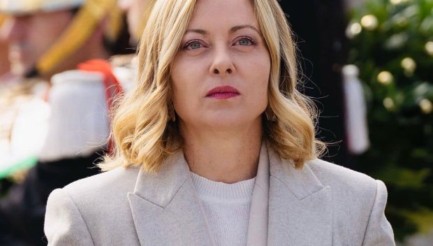 Обувки от питонова кожа, сервиз, резачка: Подаръците за Мелони като премиер отиват на търг