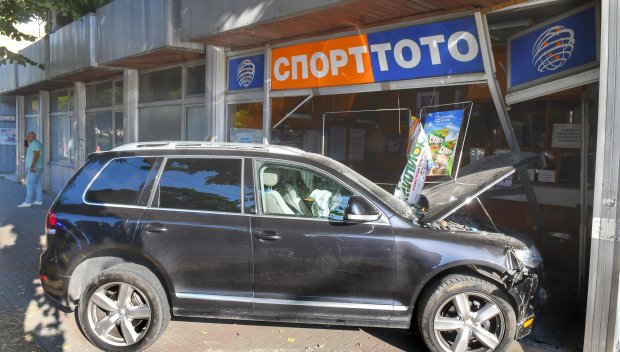 Автомобил се заби в тото пункт във Варна (СНИМКИ)