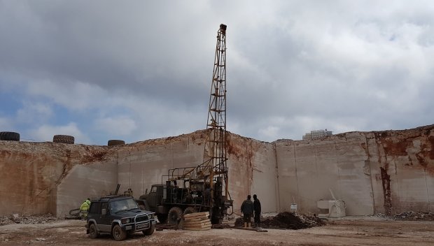 ИНЦИДЕНТ: Работник пострада при работа на кариера, лекари се борят за живота му