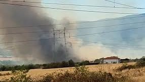 Огън гори в полето край Сопот, хвърчат пожарни