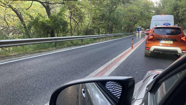 ЗАПОЧНА СЕ! Огромна тапа в Кресненското дефиле, колоната се движи бавно (СНИМКИ)