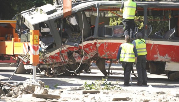 ОТ ПОСЛЕДНИТЕ МИНУТИ! Има задържан за дерайлиралия трамвай в София