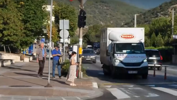 Кресна отново в капан: Задръствания и недоволство от светофара, местни хора искат премахването му