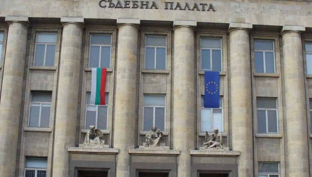18-годишният бияч на полицейския шеф в Русе остава зад решетки