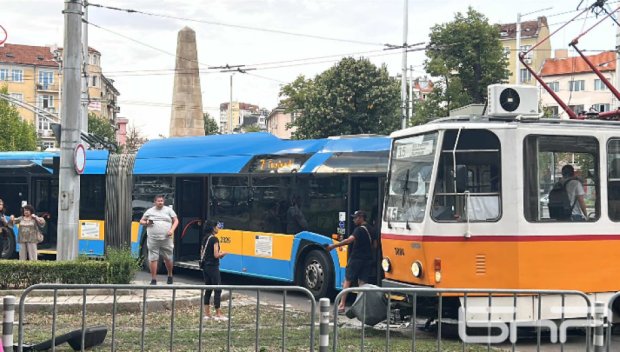 ОТ ПОСЛЕДНИТЕ МИНУТИ! Трамвай и тролей се сблъскаха в София