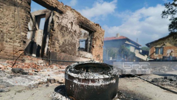 Най-малко 11 постройки са изгорели напълно при пожара в Белослав