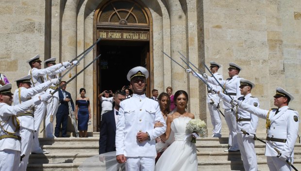 Флотска сватба се превърна в атракция във Варна (СНИМКИ)