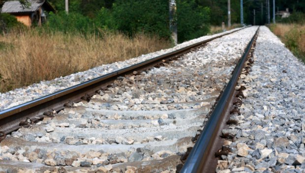 Изоставена кола на релсите забави движението на влака София - Силистра (СНИМКИ)