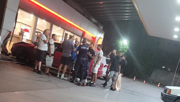 Луксозен автомобил се вряза в столична бензиностанция