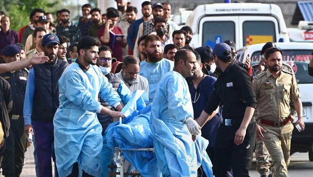 Камион се вряза в тълпа в Индия, най-малко осем души са загинали