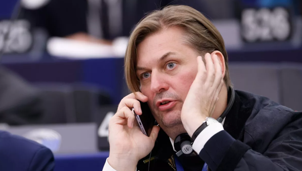 Обискират офисите на германски депутат по подозрение, че е приемал подкупи от Китай