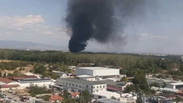 Пожар гори в автобояджийски сервиз в столичния квартал Свобода