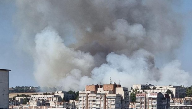 Пожар лумна до Военния университет във Велико Търново