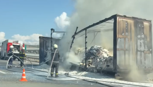 Камион изгоря на магистрала Струма (ВИДЕО)