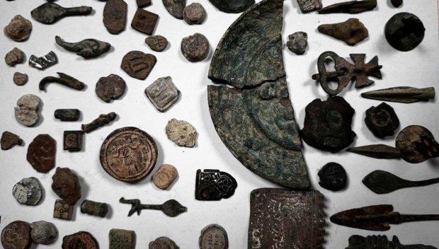 Митничари спипаха над 1800 старинни монети, стрели и части от накити под леглото на тираджия