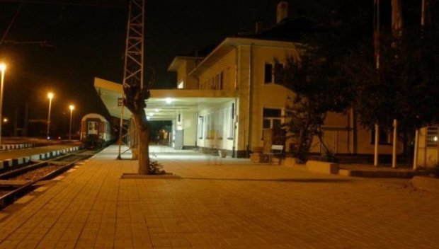 ЗЛОВЕЩО! Касапинът от Дупнишко, заклал жена си тази нощ, пребил и ограбил македонец на жп гарата в Благоевград