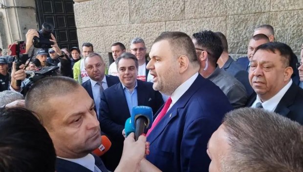 САМО В ПИК! Вижте кой всъщност разпали скандала между Киро, Асен и Пеевски пред парламента (ВИДЕО)