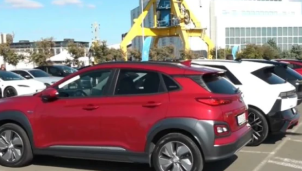 Фестивал на мобилността събра собствениците на 400 електрически коли в Бургас