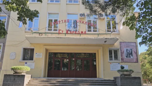 ПУБЕРСКИ ИЗЦЕПКИ: Ученикът от Хасково купил пистолета за 150 лева, взел го в училище, за да се похвали