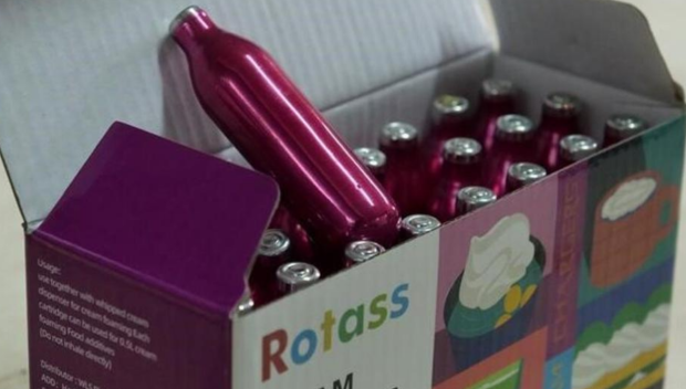 Иззеха 150 флакона райски газ от парти в училищен двор в Неделино