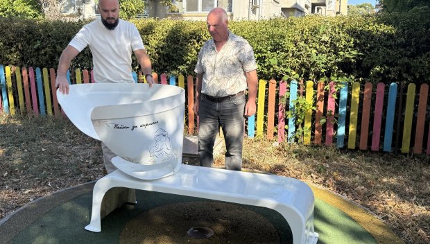 Царево стана първият град в света с уникална пейка за кърмене (СНИМКИ)