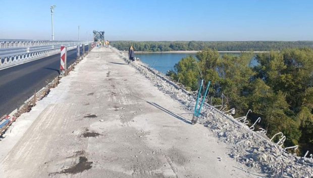 Дунав мост при Русе: Премахват стария тротоарен блок в 320-метров участък
