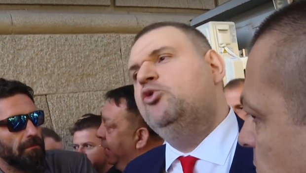 ИЗВЪНРЕДНО В ПИК! Делян Пеевски излезе при Петков и Василев и ги размаза: Приключихте. Ще направя държава с главно Д! Киро, тичай при Лена на парапета (ВИДЕО)
