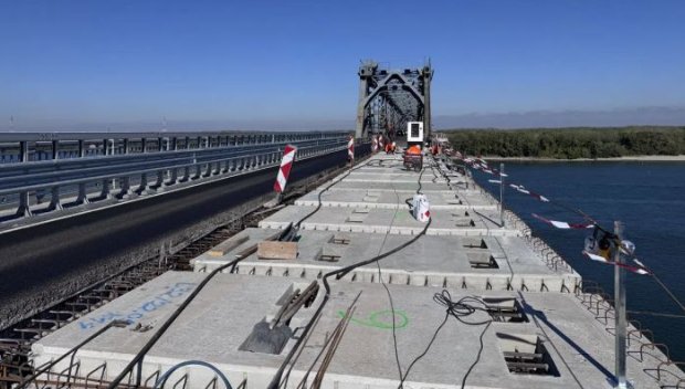 Започна подмяната на стоманобетонните пътни панели на Дунав мост при Русе