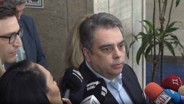 ШОУ В ПИК TV: Секнаха мисълта на Асен Василев - припомниха му как патрулка пазеше дома на Кирчо (ВИДЕО)