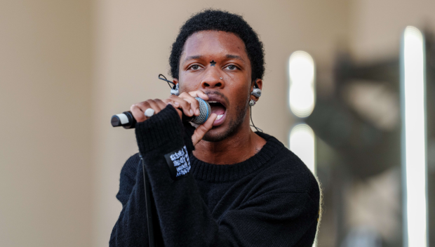 Претърсват къщата на певец в Холивуд, след като откриха труп на момиче в негова кола