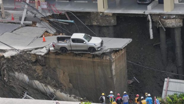 ПОТРЕСАВАЩИ КЪДРИ от срутването пред болница в Банкок (ВИДЕО)