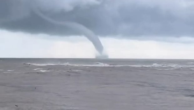 ЕКСТРЕМНО ВРЕМЕ: Смерч вилня в морето край Царево (СНИМКА)
