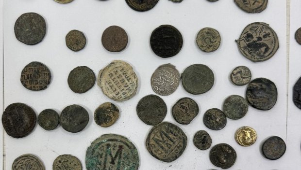 Спипаха контрабандни старинни монети и предмети на Капитан Андреево, скрити в касетка със зеленчуци