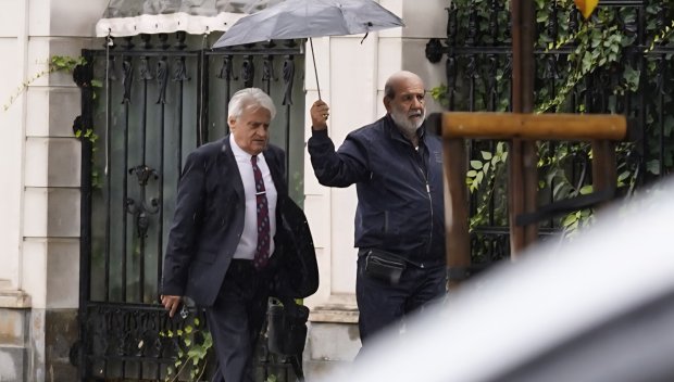 САМО В ПИК: Бойко Рашков се разхожда като кокона в центъра на София, носят му чадърчето (СНИМКИ)