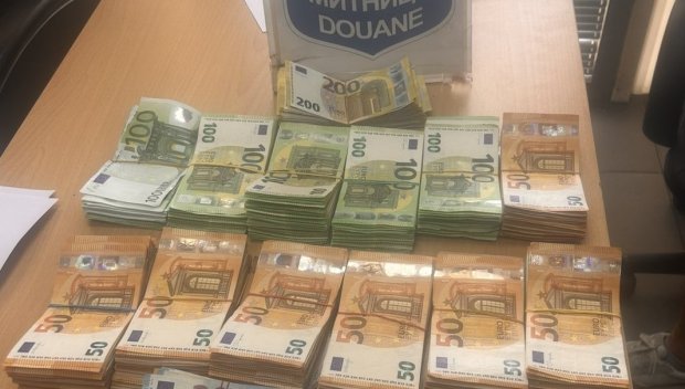 Спипаха недекларирана валута за близо 200 000 лева на Капитан Андреево