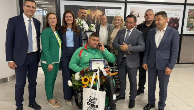 Световният шампион Ружди Ружди беше посрещнат с аплодисменти в София (СНИМКИ)