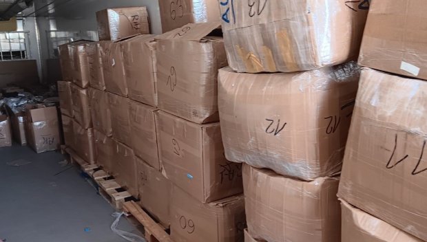 Спални комплекти със знаци на световни марки задържаха митничарите в София