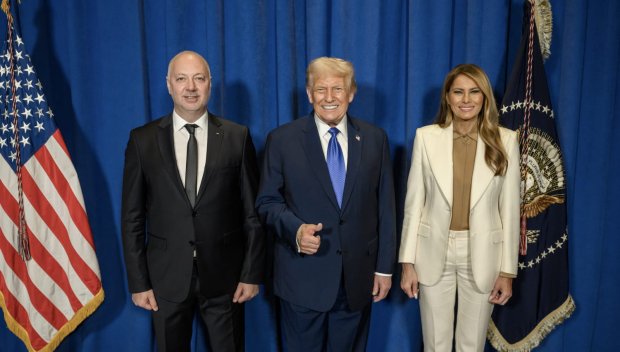 САМО В ПИК: Нова ГОРЕЩА ВЕРСИЯ за СНИМКАТА на премиера Желязков с восъчния президент на САЩ + ОЩЕ КАДРИ на живите Тръмпови