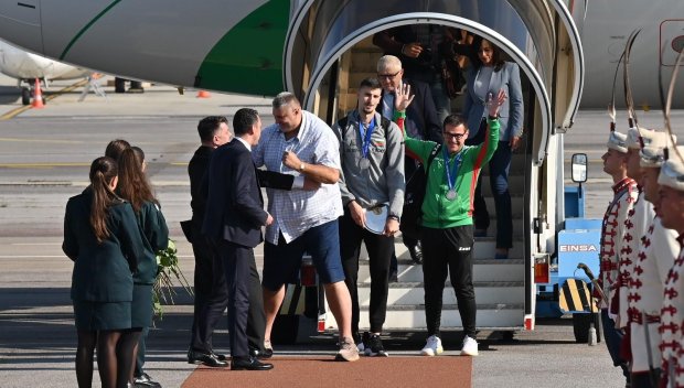 ПОСРЕЩНАХМЕ ШАМПИОНИТЕ: Националите ни по волейбол се завърнаха на родна земя (СНИМКИ)