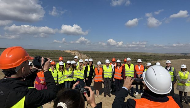 Напредва oбходът на Бяла от магистрала Русе-Велико Търново, над 150 специалисти и над 100 единици техника са на обекта (СНИМКИ)