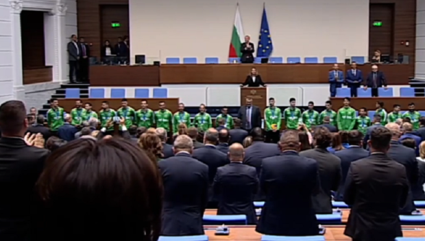 ИЗВЪНРЕДНО В ПИК TV! Днес без проблеми в парламента събраха кворума, Асен Василев разсмя залата с бодряшки поздрав. Депутатите посрещнаха на крака националите по волейбол (ВИДЕО/ОБНОВЕНА)